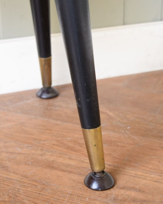 アンティークのキャビネット　アンティーク家具　ウォールナット材で出来たおしゃれなビンテージ家具、ガラス扉のキャビネット。スッキリとした脚の裏には…Handleの家具の脚裏にはフェルトキーパーをお付けしています。(k-2678-f)