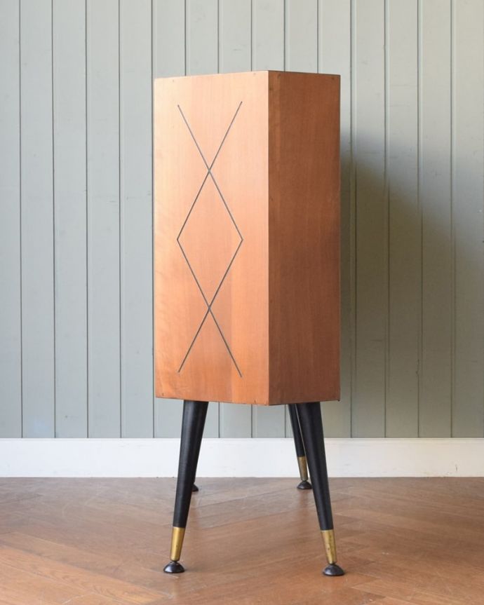 アンティークのキャビネット　アンティーク家具　ウォールナット材で出来たおしゃれなビンテージ家具、ガラス扉のキャビネット。横から見てもスッキリどこから見てもスッキリとしてステキなヴィンテージ家具。(k-2678-f)