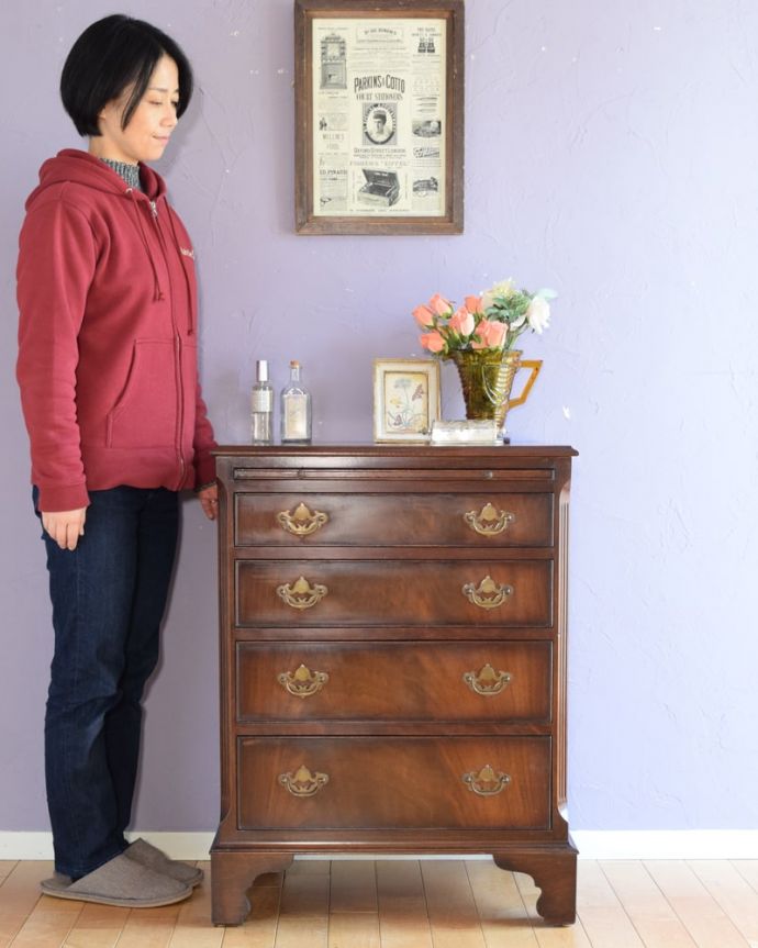 アンティークのチェスト　アンティーク家具　クラシックな雰囲気のアンティーク英国家具、トレー付きの４段チェスト。大人の雰囲気が漂う人気のアンティークチェストアンティークだから手に入れることが出来る素材の質の良さを際立たせてくれるシンプルなデザイン。(k-2679-f)