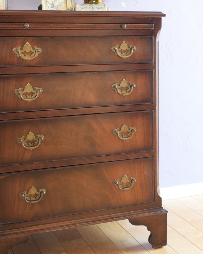 アンティークのチェスト　アンティーク家具　クラシックな雰囲気のアンティーク英国家具、トレー付きの４段チェスト。見た目はもちろん、実用的に使って楽しみましょうアンティークのチェストは、見た目の木の美しさはもちろん、たっぷり収納も出来る実力派なんです。(k-2679-f)