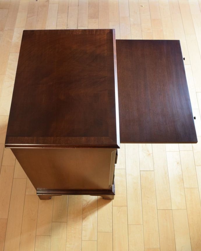 アンティークのチェスト　アンティーク家具　クラシックな雰囲気のアンティーク英国家具、トレー付きの４段チェスト。ピカピカに仕上げました修復の時、天板もキレイに仕上げました。(k-2679-f)