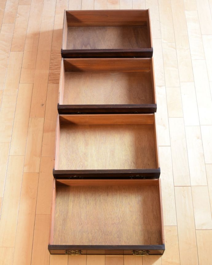 アンティークのチェスト　アンティーク家具　クラシックな雰囲気のアンティーク英国家具、トレー付きの４段チェスト。キレイに修復しましたお洋服も収納できるように、引き出しの中も職人がしっかり時間をかけて修復しました。(k-2679-f)