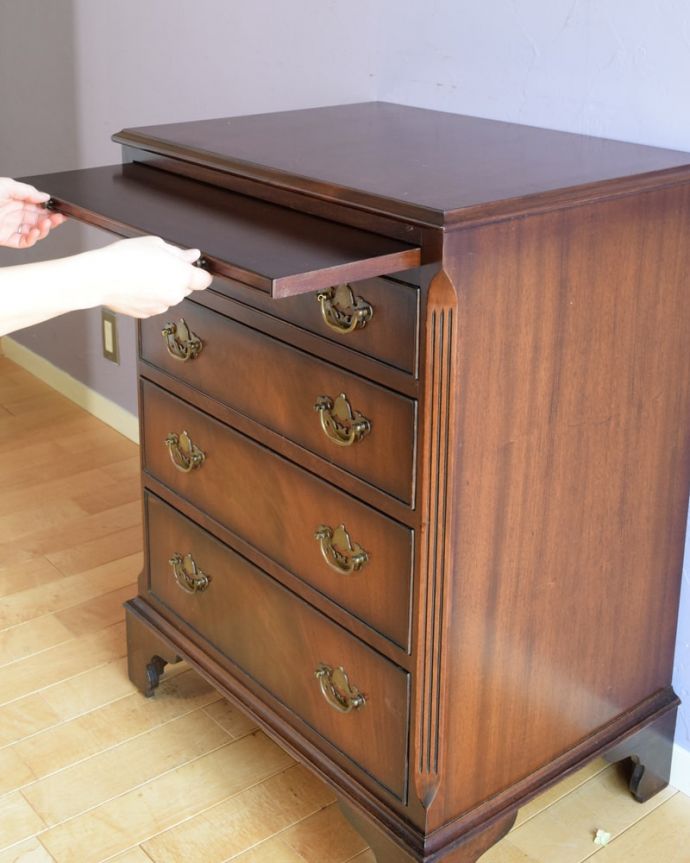 アンティークのチェスト　アンティーク家具　クラシックな雰囲気のアンティーク英国家具、トレー付きの４段チェスト。便利に使える作業台付き引っ張り出すと、ちょっとモノを置いて使うのに便利なスライドトレイが出てきます。(k-2679-f)