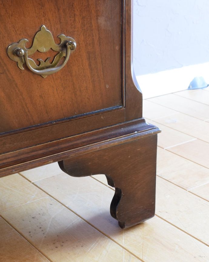 アンティークのチェスト　アンティーク家具　クラシックな雰囲気のアンティーク英国家具、トレー付きの４段チェスト。女性1人でラクラク運べちゃう仕掛けHandleのアンティークは、脚の裏にフェルトキーパーをお付けしています。(k-2679-f)