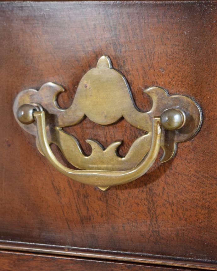 アンティークのチェスト　アンティーク家具　クラシックな雰囲気のアンティーク英国家具、トレー付きの４段チェスト。開けるたびに、ワクワクしちゃう。(k-2679-f)