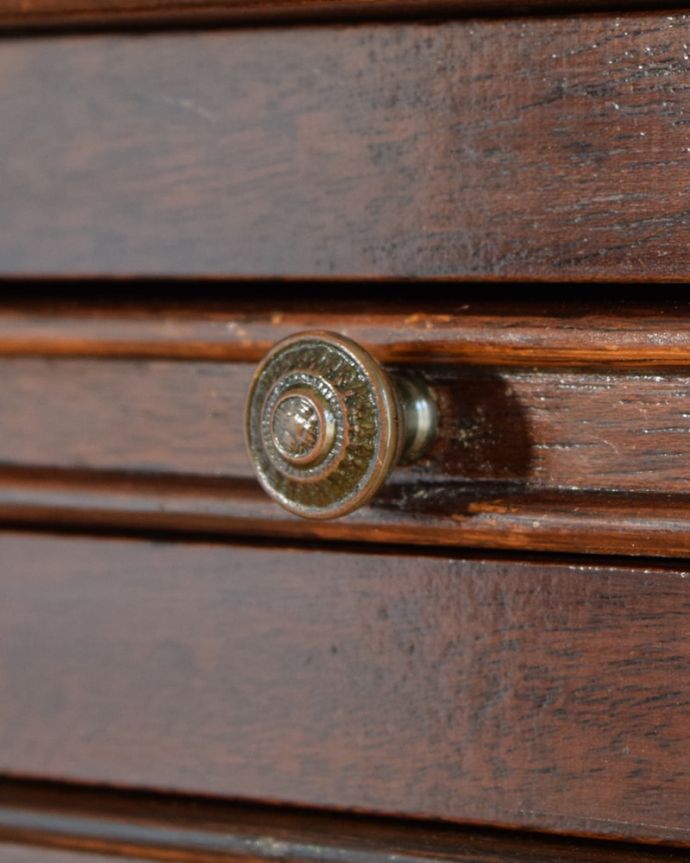 アンティークのチェスト　アンティーク家具　クラシックな雰囲気のアンティーク英国家具、トレー付きの４段チェスト。アンティークらしい取っ手アンティーク家具は取っ手のデザインまで、なんだか高級感があるんですよね。(k-2679-f)