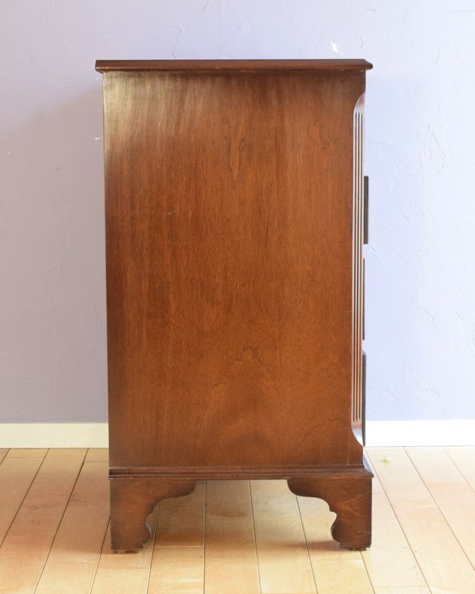 アンティークのチェスト　アンティーク家具　クラシックな雰囲気のアンティーク英国家具、トレー付きの４段チェスト。横から見てもキレイですもちろん、横顔だってキレイ！どこから見ても絵になります。(k-2679-f)