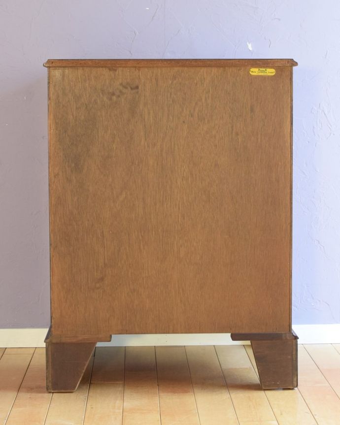 アンティークのチェスト　アンティーク家具　クラシックな雰囲気のアンティーク英国家具、トレー付きの４段チェスト。後ろ姿も見て下さい。(k-2679-f)