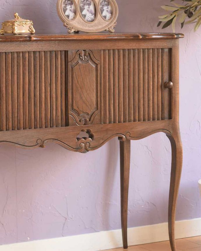 アンティークのキャビネット　アンティーク家具　可憐な細い脚が美しいフランスのアンティークベッドサイドカップボード（引き戸）。キレイに修復しましたこのタイプの修復には自信があります！専門の職人がしっかりお直ししたので安心してお使い下さい。(k-2680-f)