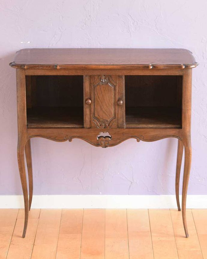 アンティークのキャビネット　アンティーク家具　可憐な細い脚が美しいフランスのアンティークベッドサイドカップボード（引き戸）。引き戸の中を見てみると･･･しっかり収納して扉を閉めれば中身が見えません！いつでもお部屋はピッカピカです。(k-2680-f)