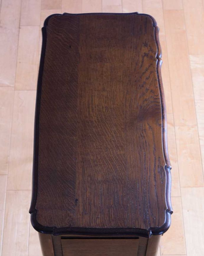 アンティークのキャビネット　アンティーク家具　可憐な細い脚が美しいフランスのアンティークベッドサイドカップボード（引き戸）。上から見てるとこんな形のキャビネットです。(k-2680-f)