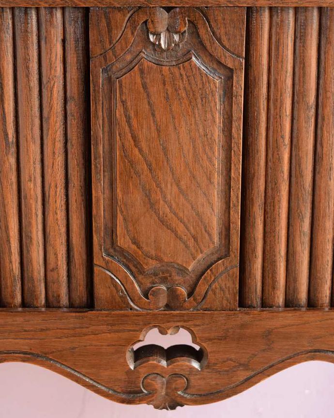 アンティークのキャビネット　アンティーク家具　可憐な細い脚が美しいフランスのアンティークベッドサイドカップボード（引き戸）。惚れ惚れする彫の美しさこんなに堅い無垢材に一体どうやって彫ったんだろう？と不思議になるくらいアンティークらしく細かい彫りは眺めているだけでうっとりする美しさです。(k-2680-f)