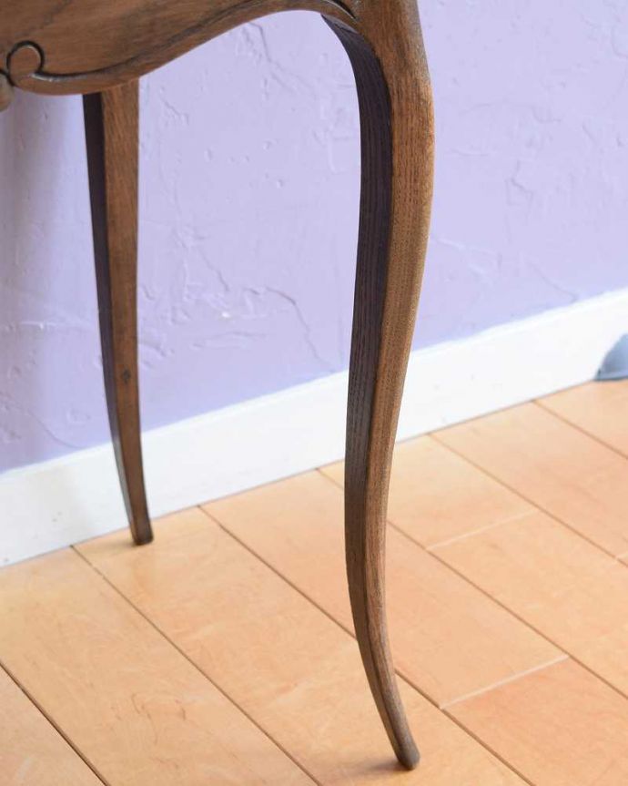 アンティークのキャビネット　アンティーク家具　可憐な細い脚が美しいフランスのアンティークベッドサイドカップボード（引き戸）。女性１人でもラクに運べちゃうヒミツHandleのアンティークは、脚の裏にフェルトキーパーをお付けしているので、床を滑らせれば女性でも移動がカンタンに出来ます！ご安心下さい。(k-2680-f)