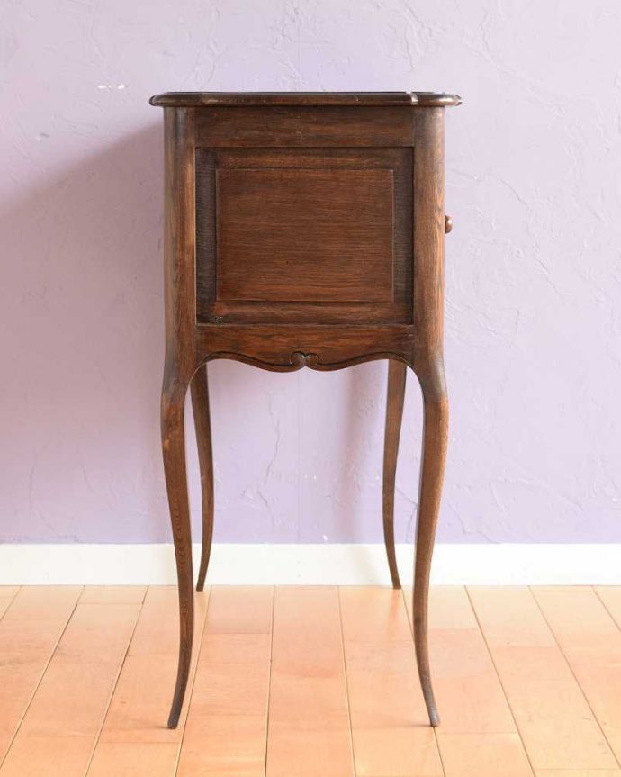 アンティークのキャビネット　アンティーク家具　可憐な細い脚が美しいフランスのアンティークベッドサイドカップボード（引き戸）。クルッと回転。(k-2680-f)