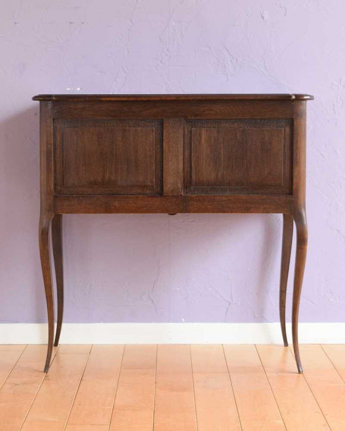 アンティークのキャビネット　アンティーク家具　可憐な細い脚が美しいフランスのアンティークベッドサイドカップボード（引き戸）。後ろ姿もキレイですアンティークは新品ではないので、経年変化によるキズはありますが、専門の職人がキレイにお直しをしているので、後ろ姿もキレイです。(k-2680-f)