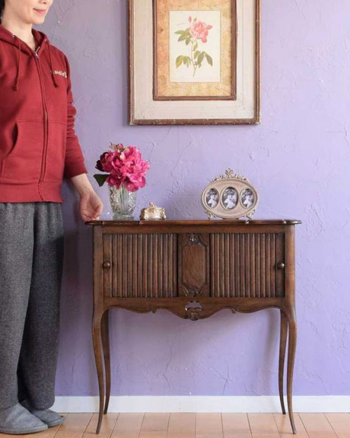 アンティークのキャビネット　アンティーク家具　可憐な細い脚が美しいフランスのアンティークベッドサイドカップボード（引き戸）。フランスらしさがギュッと詰まっていますコンパクトなサイズなのにフランスらしく優雅な雰囲気がたっぷり詰まったキャビネット。(k-2680-f)