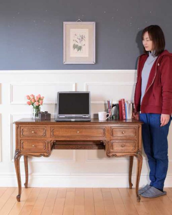 アンティークのデスク・書斎机　アンティーク家具　フランスから届いた優雅なアンティーク家具、ライティングデスク。優雅な雰囲気に包まれるエレガントなデスク気品が漂う大人のためのアンティークデスクは、置いてあるだけで優雅な雰囲気で包み込んでくれます。(k-2681-f)