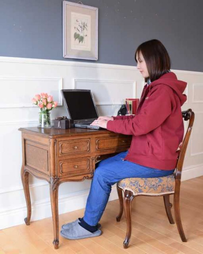 アンティークのデスク・書斎机　アンティーク家具　フランスから届いた優雅なアンティーク家具、ライティングデスク。自分だけのちょっと贅沢な時間ここに座るだけでフランス気分。(k-2681-f)