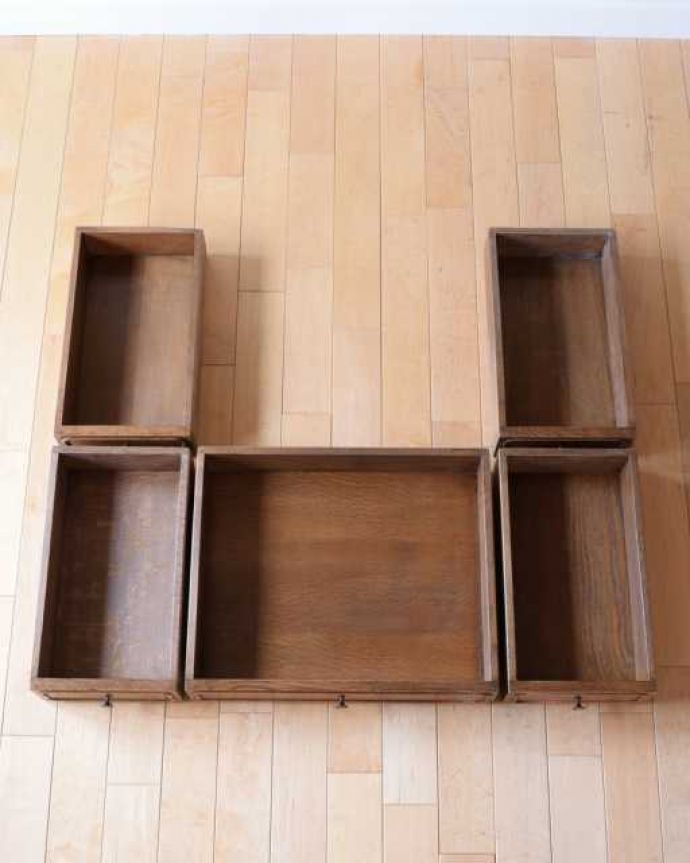 アンティークのデスク・書斎机　アンティーク家具　フランスから届いた優雅なアンティーク家具、ライティングデスク。引き出しの中もキレイに修復しました！もちろん引き出しの中も職人がキレイにお直しました。(k-2681-f)