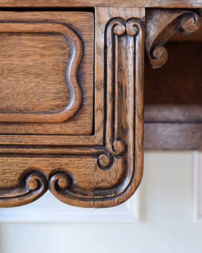 アンティークのデスク・書斎机　アンティーク家具　フランスから届いた優雅なアンティーク家具、ライティングデスク。惚れ惚れしちゃう美しさこんなに堅い無垢材に一体どうやって彫ったんだろう？と不思議になるくらい細かい彫にうっとりです。(k-2681-f)