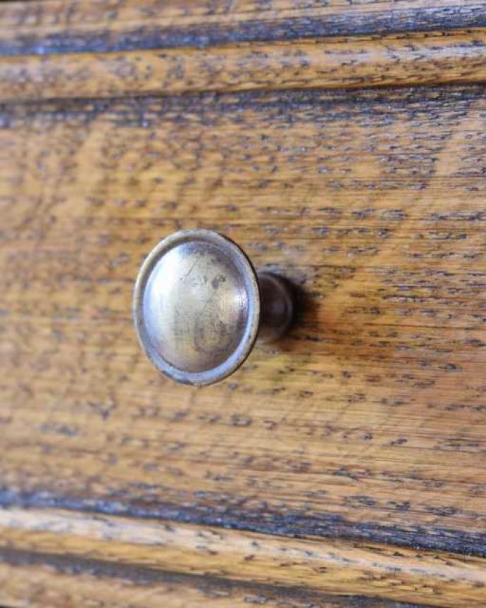 アンティークのデスク・書斎机　アンティーク家具　フランスから届いた優雅なアンティーク家具、ライティングデスク。引き出しの取っ手ちょこんと小さな取っ手が付いています。(k-2681-f)