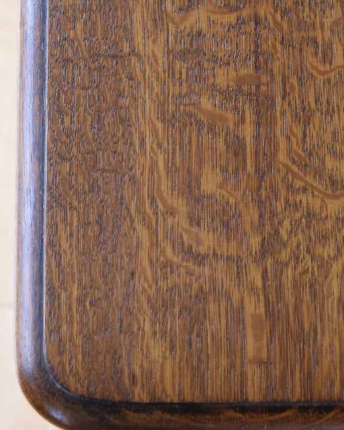 アンティークのデスク・書斎机　アンティーク家具　フランスから届いた優雅なアンティーク家具、ライティングデスク。デスク部分を近くで見てみるとこんな感じでキレイにお直ししてあります。(k-2681-f)