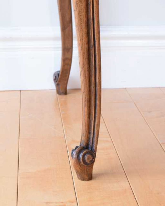 アンティークのデスク・書斎机　アンティーク家具　フランスから届いた優雅なアンティーク家具、ライティングデスク。女性1人でラクラク運べちゃう仕掛けHandleのアンティークは、脚の裏にフェルトキーパーをお付けしています。(k-2681-f)