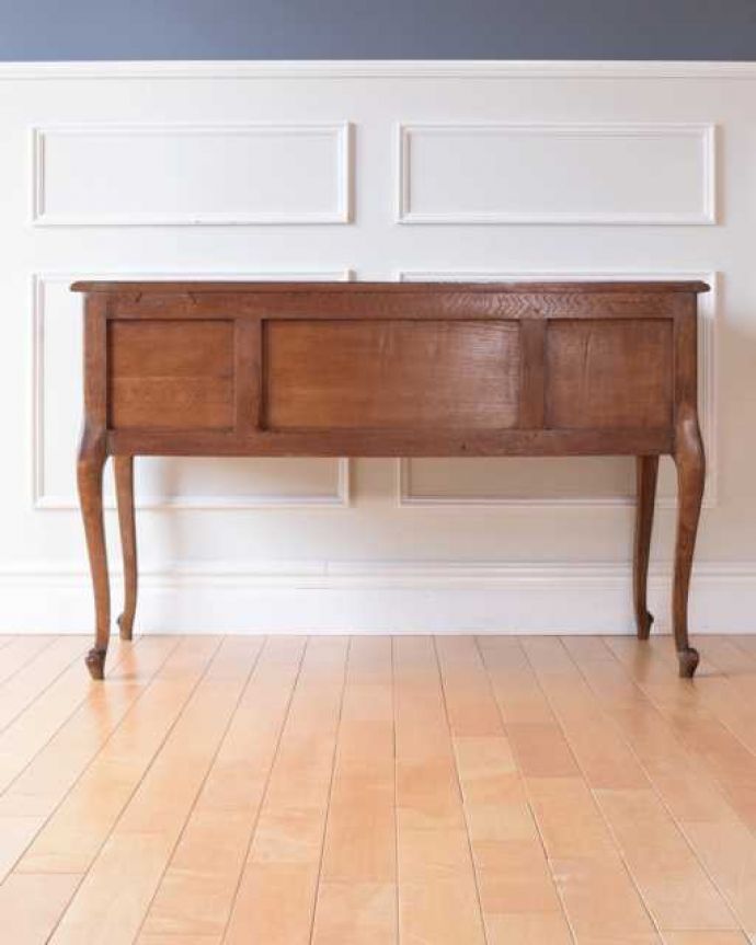 アンティークのデスク・書斎机　アンティーク家具　フランスから届いた優雅なアンティーク家具、ライティングデスク。後ろ姿も正面！後ろから見ても、前から見ても同じデザイン。(k-2681-f)