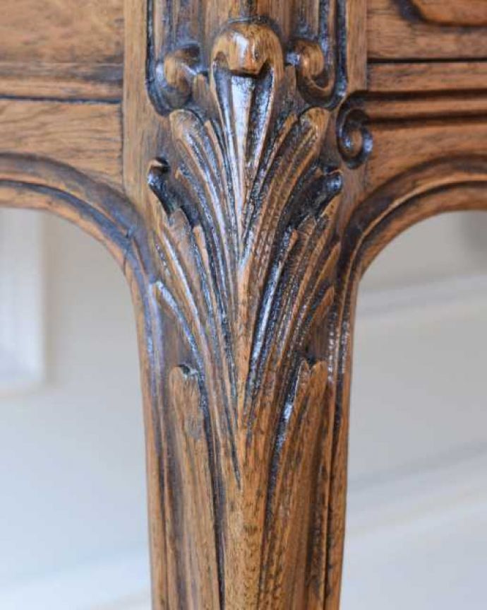 アンティークのデスク・書斎机　アンティーク家具　フランスから届いた優雅なアンティーク家具、ライティングデスク。美しい彫にもうっとり…さりげなく施された彫。(k-2681-f)