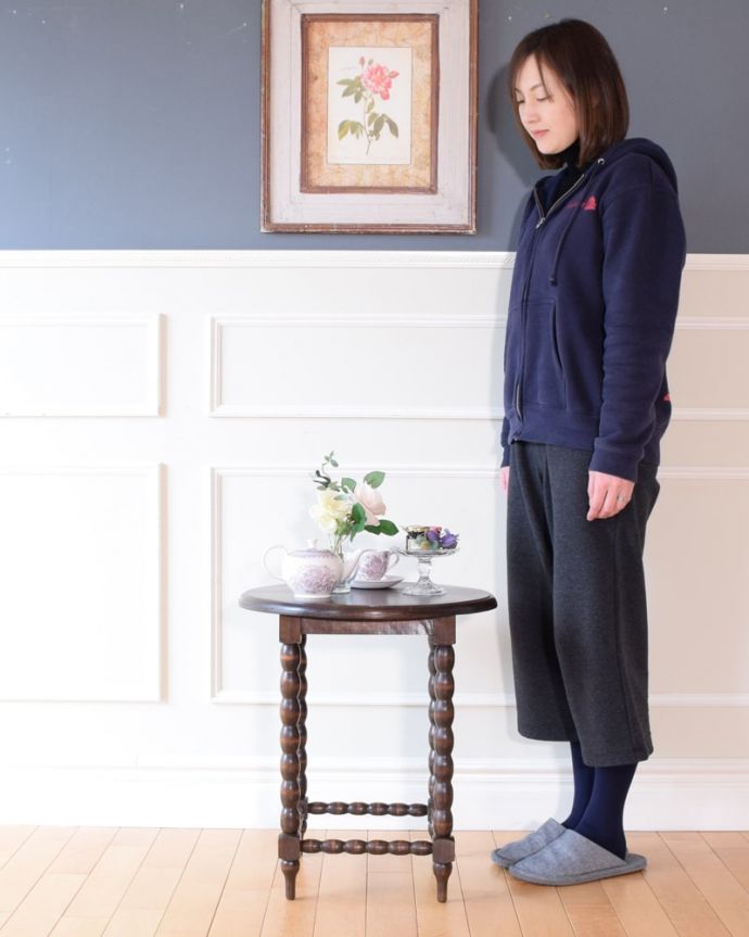 アンティークのテーブル　アンティーク家具　ボビンレッグがキレイなフランスアンティーク家具、オケージョナルテーブル。便利に使えるコンパクトサイズのテーブル「オケージョナル」とは「便利に使える」と言う意味。(k-2682-f)