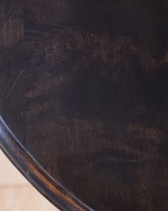 アンティークのテーブル　アンティーク家具　ボビンレッグがキレイなフランスアンティーク家具、オケージョナルテーブル。近づいて見てみると･･･天板を見てみるとこんな感じです。(k-2682-f)