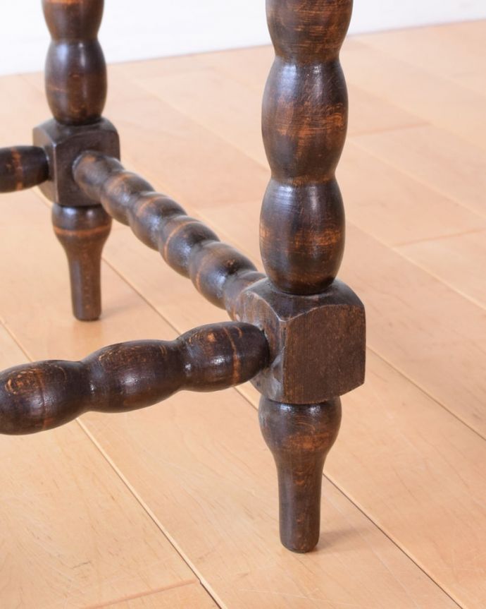 アンティークのテーブル　アンティーク家具　ボビンレッグがキレイなフランスアンティーク家具、オケージョナルテーブル。持ち上げなくても大丈夫！Handleのアンティークは、脚の裏にフェルトキーパーをお付けしています。(k-2682-f)