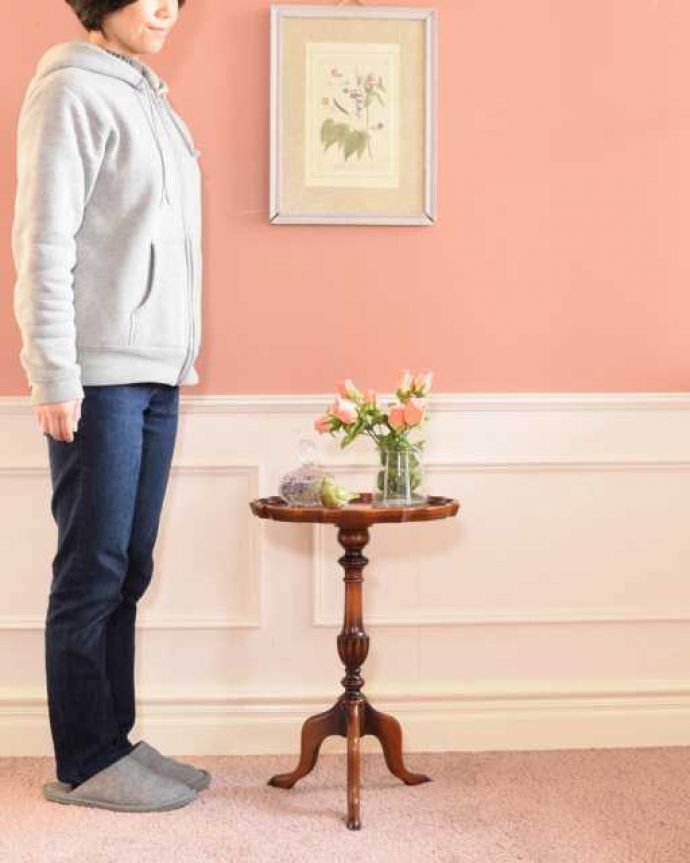 アンティークのテーブル　アンティーク家具　英国輸入のアンティーク家具、天板と脚の形が可愛いワインテーブル。移動もラクラク！どこでも使える小さなテーブル持ち運び便利なワインテーブル。(k-2683-f)