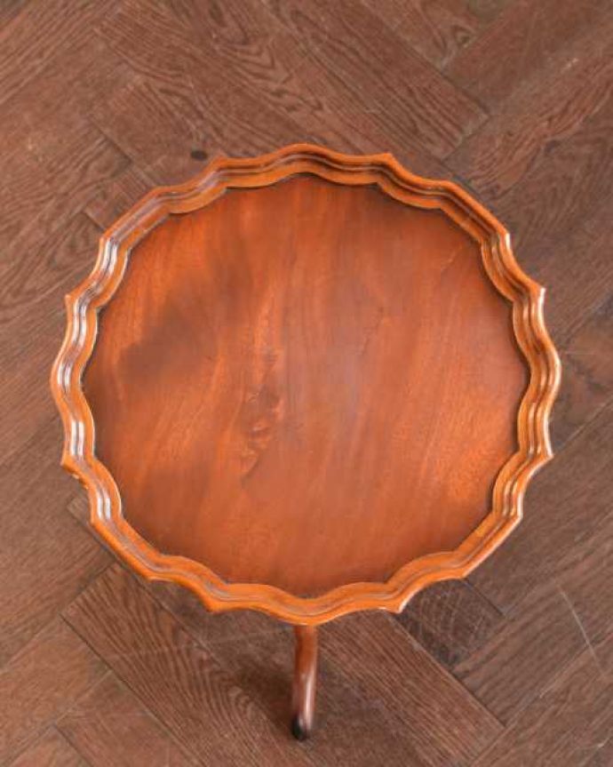 アンティークのテーブル　アンティーク家具　英国輸入のアンティーク家具、天板と脚の形が可愛いワインテーブル。天板を上から見ると･･･天板はこんな感じで、ちょっとしたものを乗せて使うのに便利なサイズです。(k-2683-f)