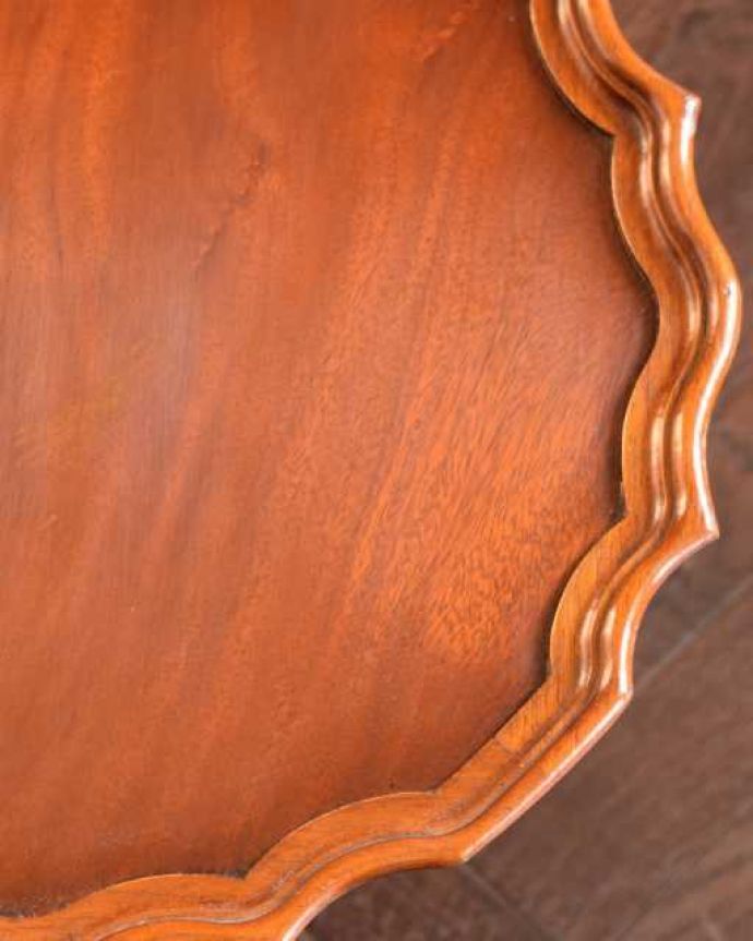 アンティークのテーブル　アンティーク家具　英国輸入のアンティーク家具、天板と脚の形が可愛いワインテーブル。近づいて見てみると･･･天板の周りもアンティークらしく美しいデザイン。(k-2683-f)