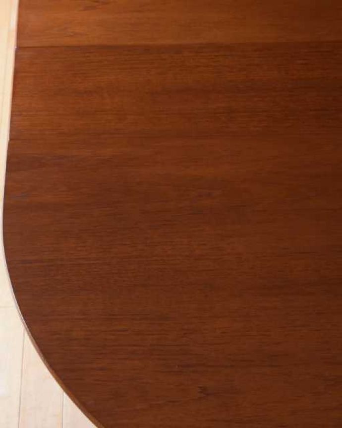 アンティークのテーブル アンティーク家具 北欧スタイルの伸長式テーブル、ビンテージ家具のゲートレッグテーブル。近づいて見てみると・・・手間暇を掛けてアンティーク家具専門の職人が丁寧に修復した天板は、木目も美しいんです。(k-2684-f)