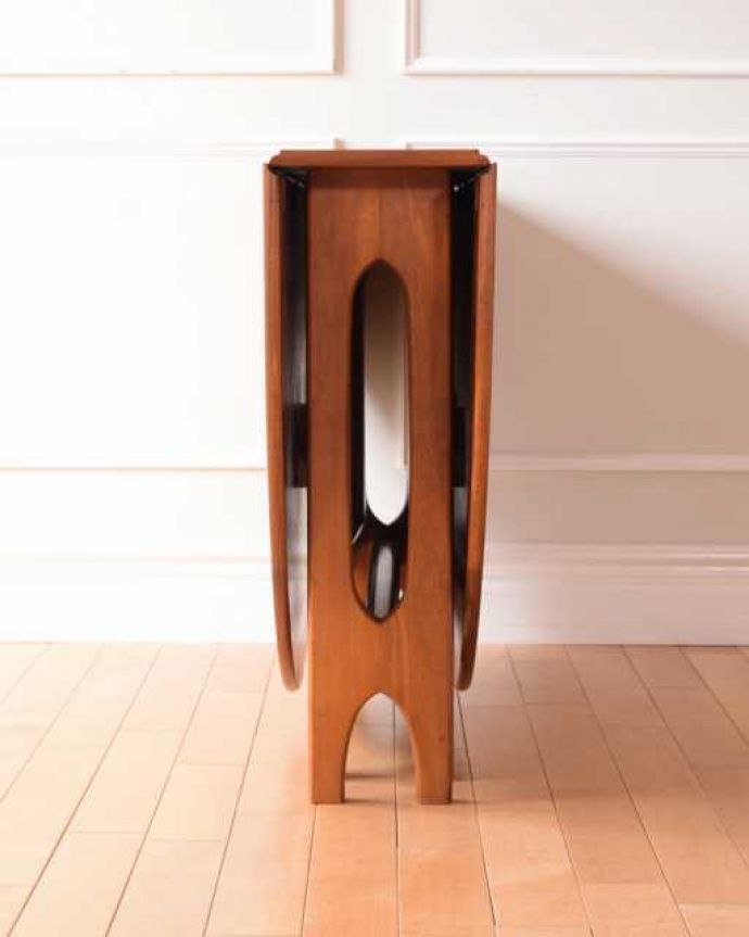 アンティークのテーブル アンティーク家具 北欧スタイルの伸長式テーブル、ビンテージ家具のゲートレッグテーブル。横から見てみると・・・テーブルを横から見るとこんな感じ。(k-2684-f)