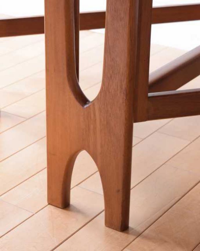 アンティークのテーブル アンティーク家具 北欧スタイルの伸長式テーブル、ビンテージ家具のゲートレッグテーブル。持ち上げなくても移動できます!Handleのアンティークは、脚の裏にフェルトキーパーをお付けしていますので、持ち上げなくても床を滑らせれば女性でも簡単に移動させることが出来ます。(k-2684-f)