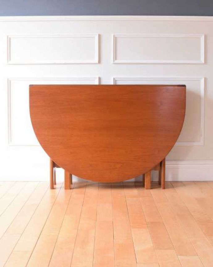 アンティークのテーブル アンティーク家具 北欧スタイルの伸長式テーブル、ビンテージ家具のゲートレッグテーブル。天板を閉じると…閉じて壁に付ければなんだか違う家具に見えちゃうんです。(k-2684-f)