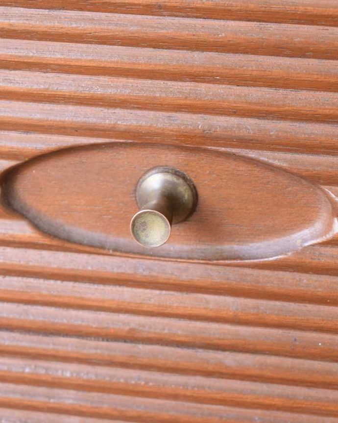 サイドボード　アンティーク家具　北欧デザインのヴィンテージ家具、たっぷり収納できる英国ネイサン社のサイドボード。デザインの一部になっている取っ手取っ手のデザインもシンプルかつ機能的に。(k-2685-f)