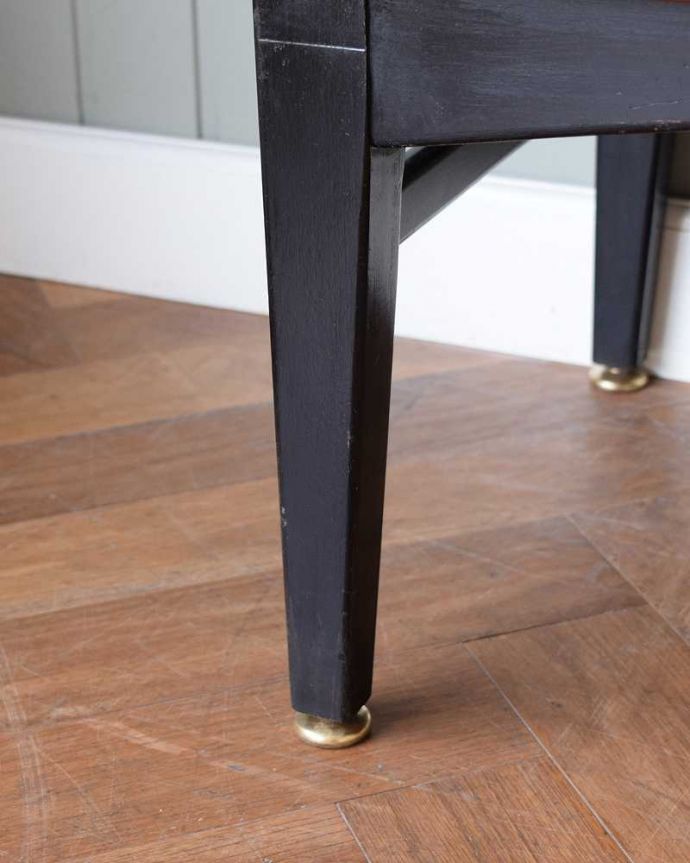 サイドボード　アンティーク家具　北欧デザインのヴィンテージ家具、たっぷり収納できる英国ネイサン社のサイドボード。スッキリとした脚の裏には…Handleの家具の脚裏にはフェルトキーパーをお付けしています。(k-2685-f)