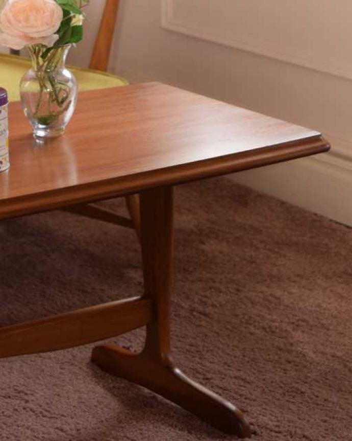 アンティークのテーブル アンティーク家具 おしゃれなデザインのヴィンテージ家具、北欧スタイルのシンプルなコーヒーテーブル。クールな表情の中に感じられるぬくもり・・・ヴィンテージの家具は一見クールな表情。(k-2686-f)