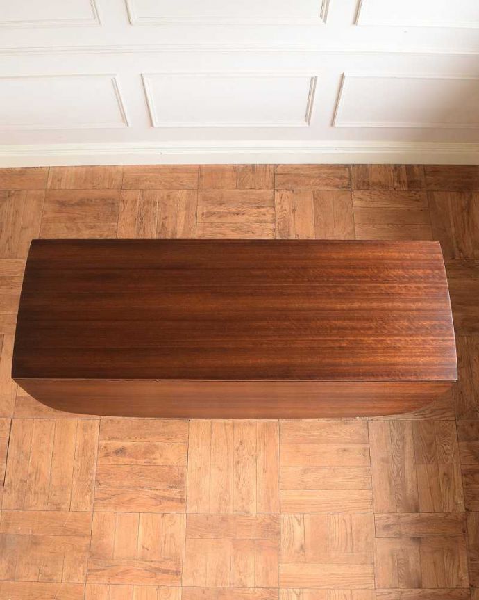 G-PLAN(Gプラン) アンティーク家具 G-PLANトラー&ブラックのゲートレッグテーブル、北欧スタイルのヴィンテージ家具。畳むとこんなにスリムなサイズリーフを閉じた状態のテーブルを上から見るとこんな感じ。(k-2688-f)