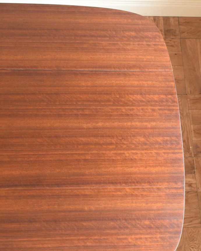 G-PLAN(Gプラン) アンティーク家具 G-PLANトラー&ブラックのゲートレッグテーブル、北欧スタイルのヴィンテージ家具。近づいて見てみると・・・手間暇を掛けてアンティーク家具専門の職人が丁寧に修復した天板は、木目も美しいんです。(k-2688-f)