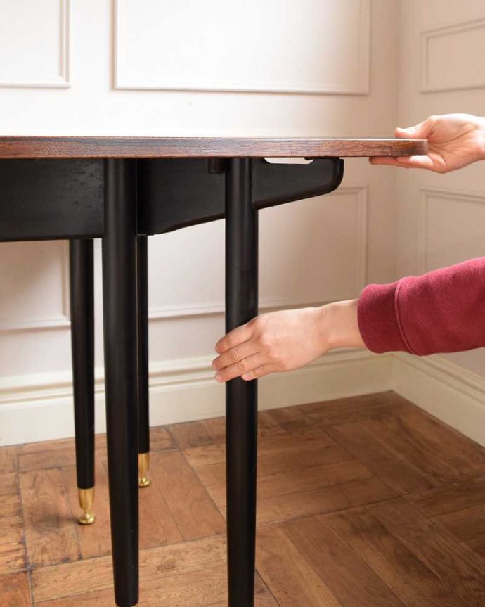 G-PLAN(Gプラン) アンティーク家具 G-PLANトラー&ブラックのゲートレッグテーブル、北欧スタイルのヴィンテージ家具。脚を引き出すだけであっという間ゲートのような形をした脚のテーブル。(k-2688-f)