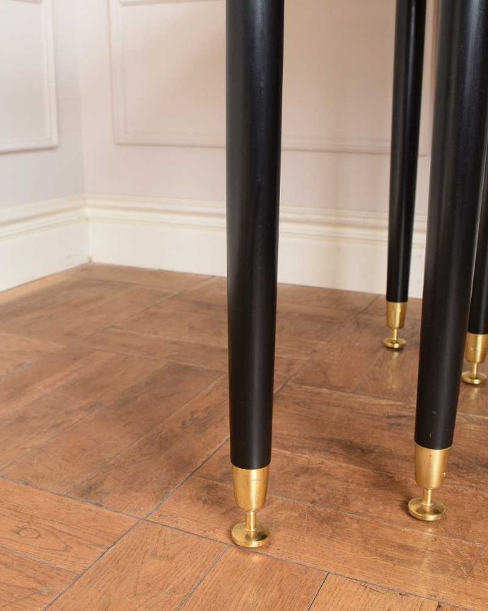 G-PLAN(Gプラン) アンティーク家具 G-PLANトラー&ブラックのゲートレッグテーブル、北欧スタイルのヴィンテージ家具。持ち上げなくても移動できます!Handleのアンティークは、脚の裏にフェルトキーパーをお付けしていますので、持ち上げなくても床を滑らせれば女性でも簡単に移動させることが出来ます。(k-2688-f)