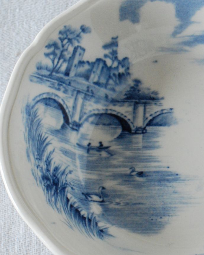アンティーク 陶磁器の雑貨　アンティーク雑貨　ENGLISH BRIDGESが描かれたイギリスで見つけたアンティークボウル。実用的にも飾っても使える華やなアンティークのプレートお料理を盛り付けるためだけのものではなく、お客様をもてなすために観賞用の目的もあったので、アンティークのプレートは、まるで絵画のように美しい模様なんです。(k-2688-z)