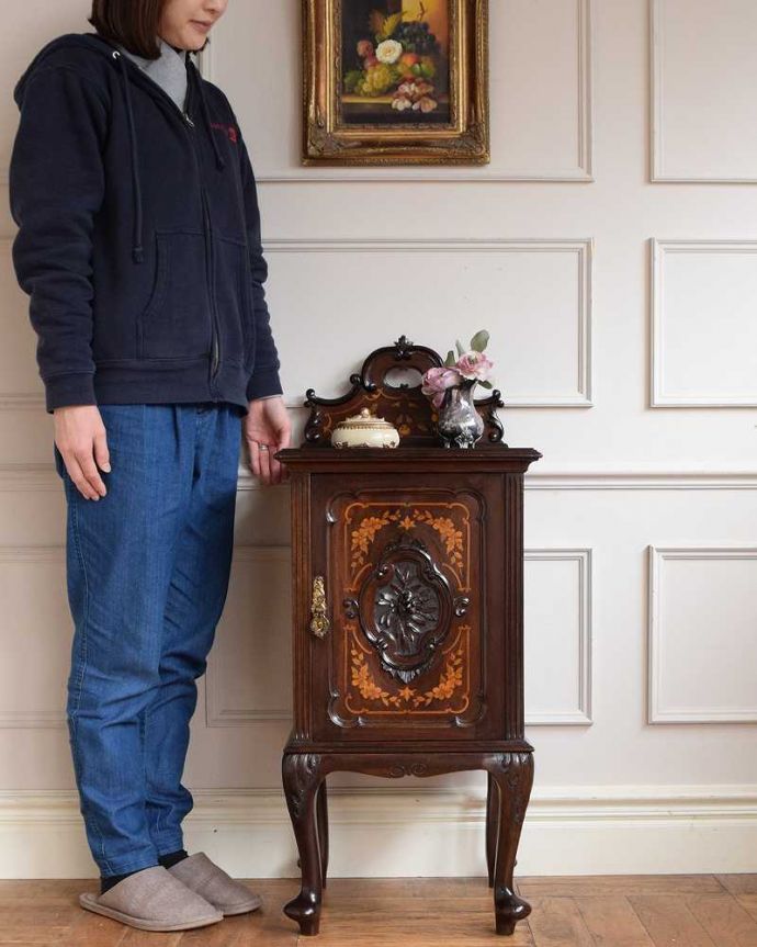 アンティークのキャビネット　アンティーク家具　象嵌が美しい小さなキャビネット、アンティークぺディスタルカップボード。贅沢な時間が過ごせる最上級の美しさ置いた瞬間、周りの空気を変えてしまう存在感です。(k-2689-f)