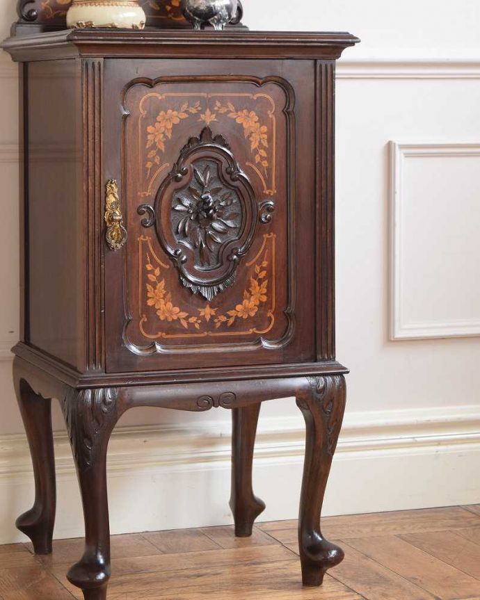 アンティークのキャビネット　アンティーク家具　象嵌が美しい小さなキャビネット、アンティークぺディスタルカップボード。キレイに修復しましたこのタイプの修復には自信があります！専門の職人がしっかりお直ししたので安心してお使い下さい。(k-2689-f)
