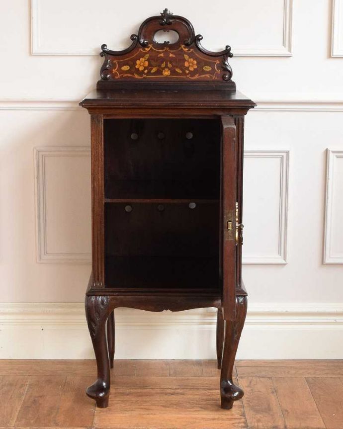 アンティークのキャビネット　アンティーク家具　象嵌が美しい小さなキャビネット、アンティークぺディスタルカップボード。扉の中を見てみると･･･しっかり収納して扉を閉めれば中身が見えません！いつでもお部屋はピッカピカです。(k-2689-f)